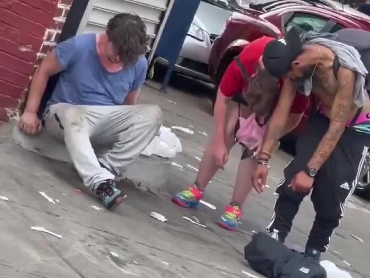 Persone in piedi immobili sotto effetto del tranq